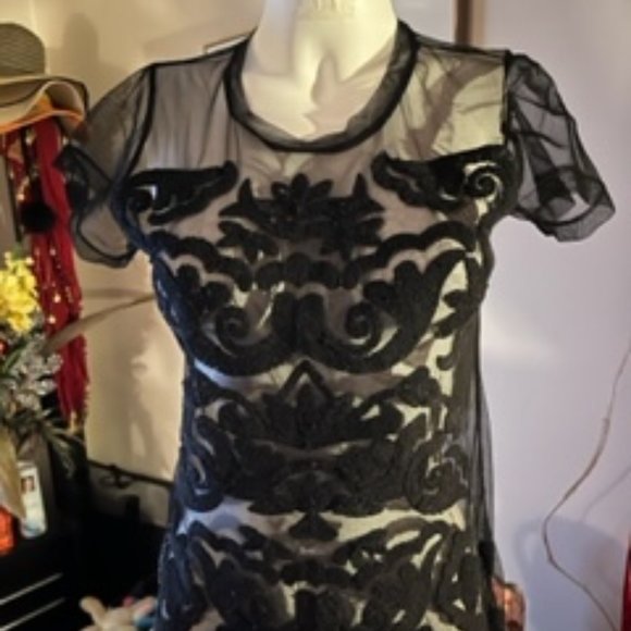 Chemise transparente avec appliqué de fleur.  Grandeur - Picture 1 of 3